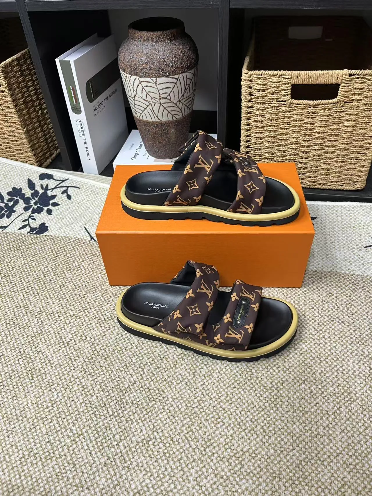 P340 yuan LV Louis Vuitton Full of high-end feel! A popular model among bloggers at home and abroad, it’s retro and fashionable, and looks stunning on your feet! Mainly recommended model on the official website★ ━━━━━ ЅᏇєєt ━━━━━ ▪️Upper: original calfskin ➕5D printing process ▪️Inner: imported mixed sheepskin ▪️Outsole: original molded foam outsole ▪️Size: Female 35-40 Men's 39-44 (women's 41 men's 45)